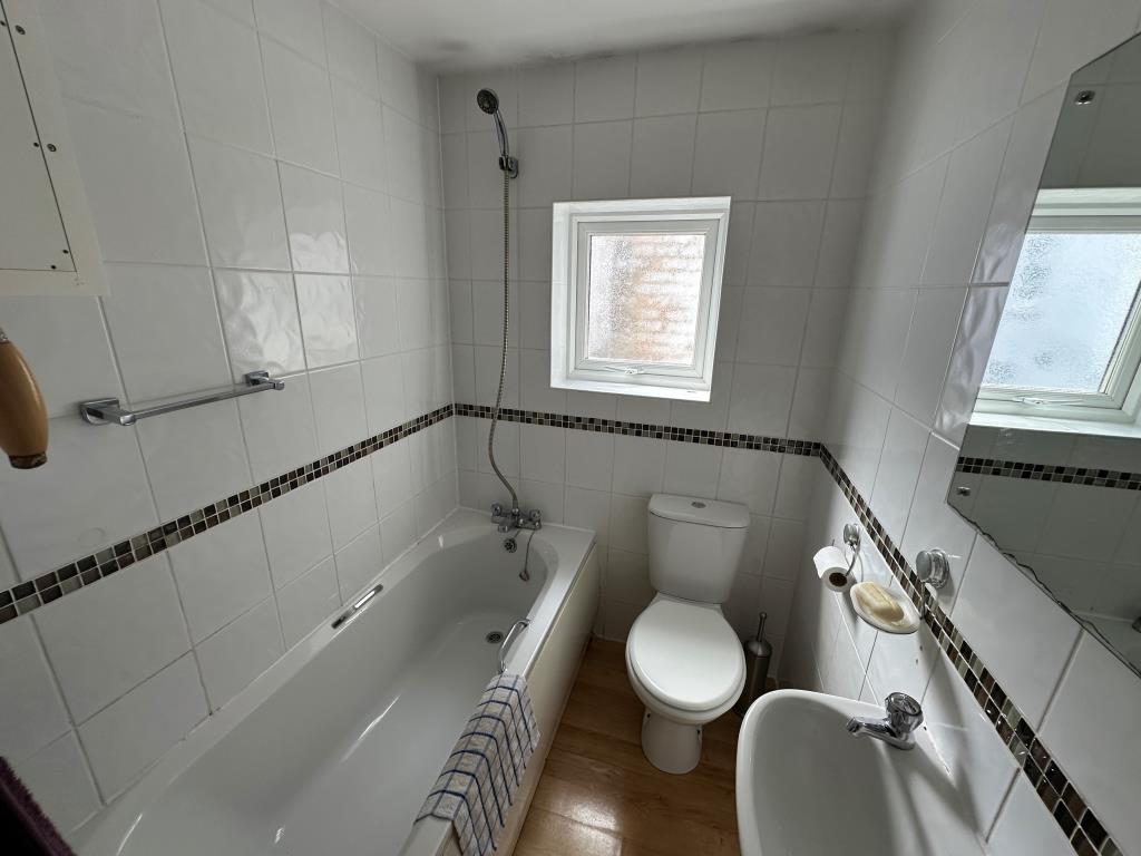Lot: 77 - TWO-BEDROOM TERRACED HOUSE FOR REFURBISHMENT - Bathroom